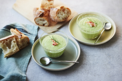 攪拌する アボカドとカニのフラン