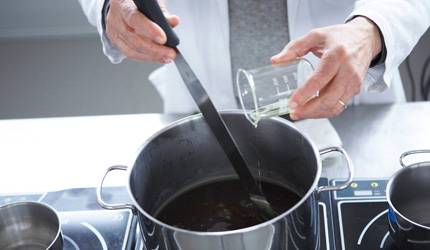 2.熟練した処方家によってブレンドされ、日本人に合わせた処方がなされる