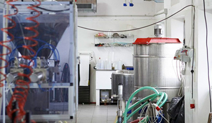 3.処方決定後、見慣れない機械や装置が並ぶイタリアの工場で商品の中身が作られる