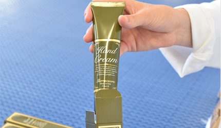 4.パッケージングの様子。最後までひとつひとつ丁寧にパッケージング