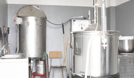 3.収穫後はすぐに芳香蒸留します。新鮮なまま加工して、香り成分を凝縮