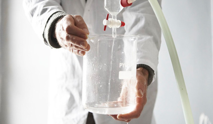 4.蒸留後は芳香蒸留水とエッセンシャルオイルに分離